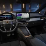 Interni CUPRA Born con tecnologia digitale e sistemi di assistenza alla guida