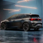 Ricarica CUPRA Born elettrica presso infrastruttura per veicoli elettrici